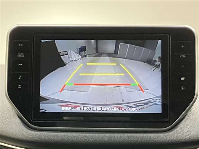 こちらのバックカメラは画面にラインが表示されておりますので、バック時のクルマの進行方向の目安になります。より高いレベルで車庫入れをサポートする、便利な機能ですね。