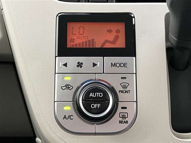 オートエアコンは温度を設定するだけで、自動で風量などを設定してくれます。運転しながら操作も必要ないので、安全性も向上します。