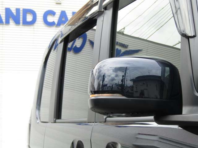 【ウィンカードアミラー】ななめ後方のオートバイなどからの自車の右左折を認知しやすくする.。第三者が視認しやすい特徴があり、デザイン性も向上！