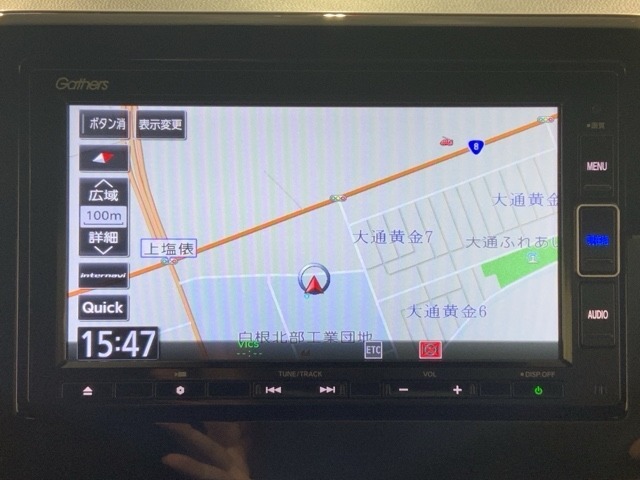 ダッシュボードに自然に溶け込むようにデザインされた純正メモリーナビゲーション。
