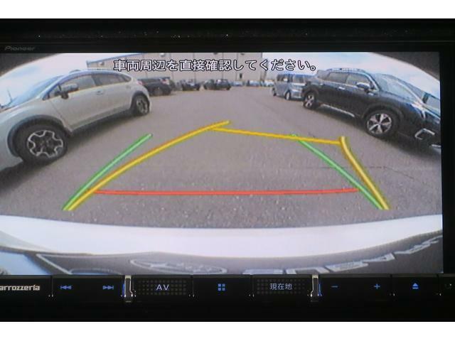 後方の視認性を高めるリアビューカメラを搭載。ガイドラインはステアリングの動きと連動しますのでよりスムーズな車庫入れが行えます。