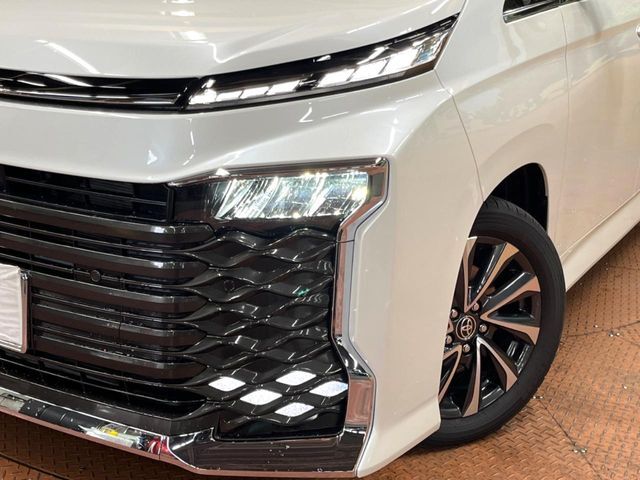 【LEDヘッドライト】悪天候や夜間走行時も良好な視界を確保し安心して運転できる高輝度LEDヘッドライトを装備！点灯速度が早く、消費電力も抑えられています。