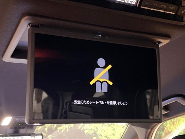 【フリップダウンモニター】大画面モニターで後席でもエンタメをお楽しみいただけます。小さなお子様にも大人気の装備です♪