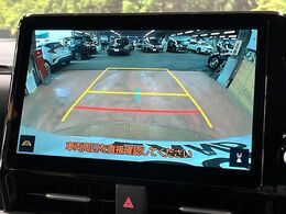 【バックカメラ】駐車時に後方がリアルタイム映像で確認できます。大型商業施設や立体駐車場での駐車時や、夜間のバック時に大活躍！運転スキルに関わらず、今や必須となった装備のひとつです！