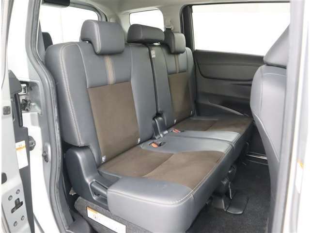 ゆとりある広々とした車内空間は、ドライブを始め買い物やレジャーなど、幅広く活躍します。一人でもみんなとでもお出かけを楽しみましょう！