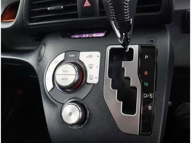 フルオートエアコンです。冷え性の方が乗っても安心ですね♪