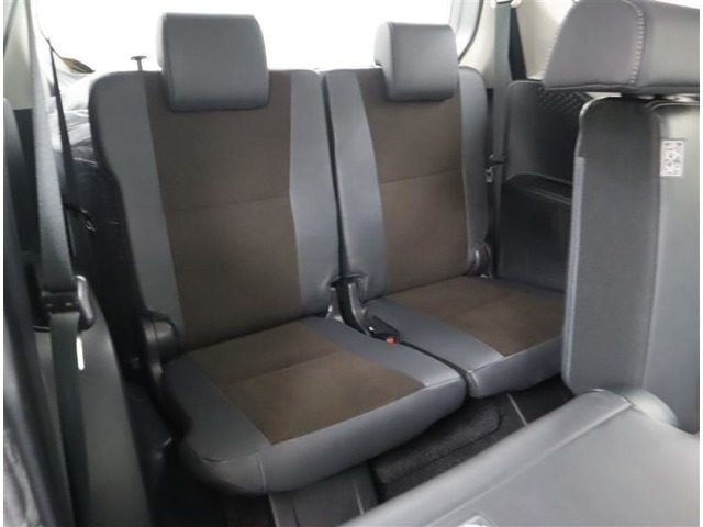 3列目シートは床下収納式でです。お買い物用品など大きな荷物もばっちり収納可能です！