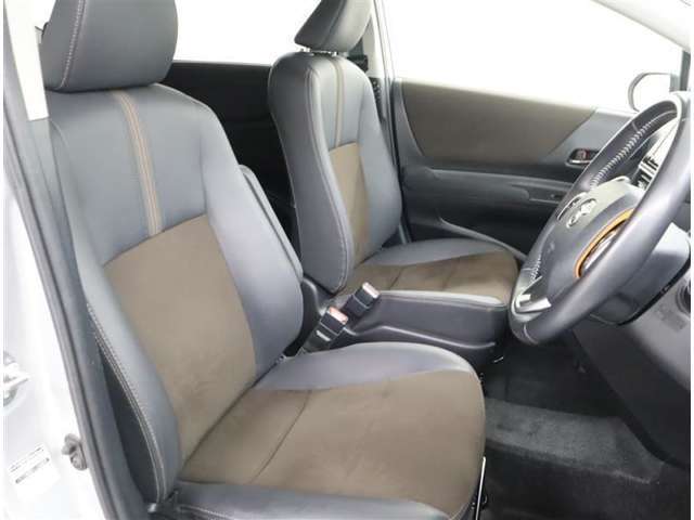 高いホールド性で運転姿勢が安定します。長距離ドライブでも疲れにくいのが魅力です。快適なドライビングライフをお送りください♪