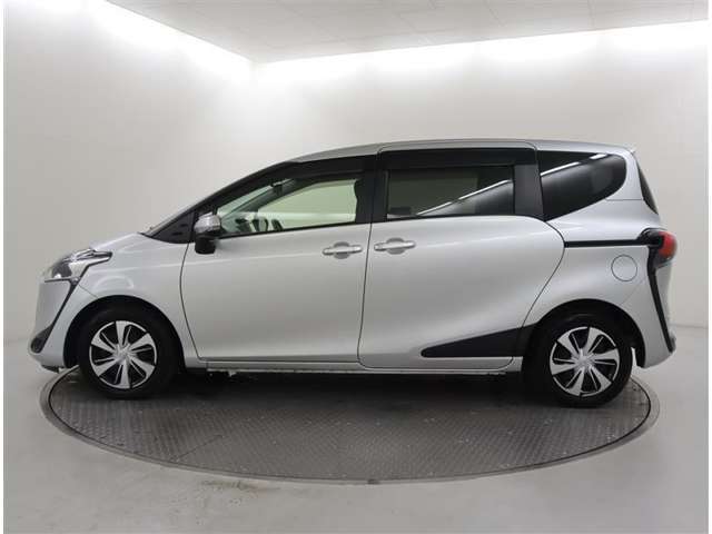 両側パワースライドドア付きだから、狭い駐車スペースなどでの 乗り降りラクラク！小さなお子さまのいるご家庭には嬉しい装備。