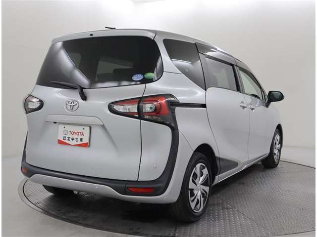 バックカメラが付いているので後方確認が非常にしやすいです。今や運転初心者も熟練者も必須装備！ついていて損はないですね♪