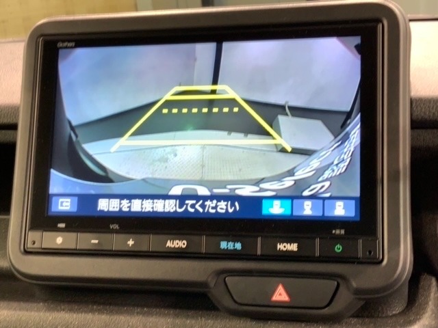 リバースギアに入れるだけで後方の表示へ切り替わります。夜間や雨の日の駐車も楽になりますよ。