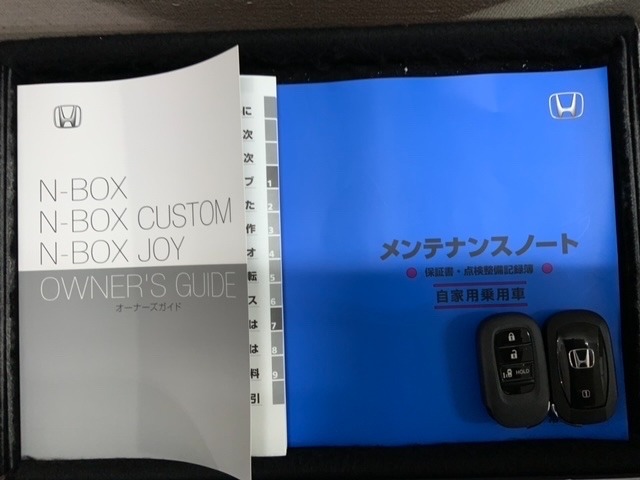 スマートキーは鍵をバッグに入れたままでもドアロックの開閉やエンジンのON・OFFができます。夜間や雨の日も鍵を探さなくて良いので便利です。