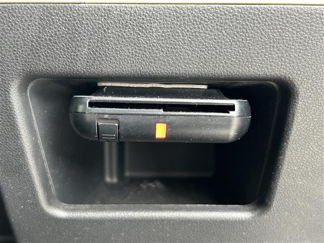 【ETC】有料道路を利用する際に料金所で停止することなく通過できる、ETC車載器（ノンストップ自動料金収受システム機器）が装備されています。セットアップを行うことで利用可能になります。