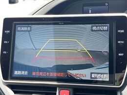 【バックカメラ】駐車時に後方がリアルタイム映像で確認できます。大型商業施設や立体駐車場での駐車時や、夜間のバック時に大活躍！運転スキルに関わらず、今や必須となった装備のひとつです！