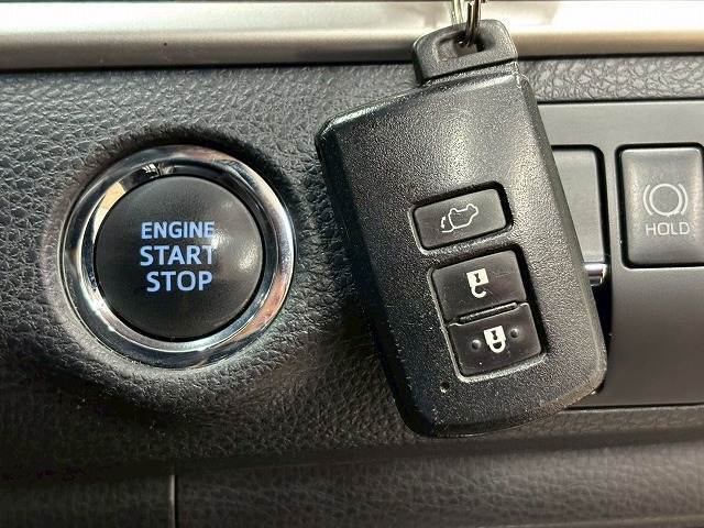 【スマートキー】車内へのアクセスやエンジン始動が楽々に行える今や必須アイテムのキー複製防止の「イモビライザー」まで備わっております。