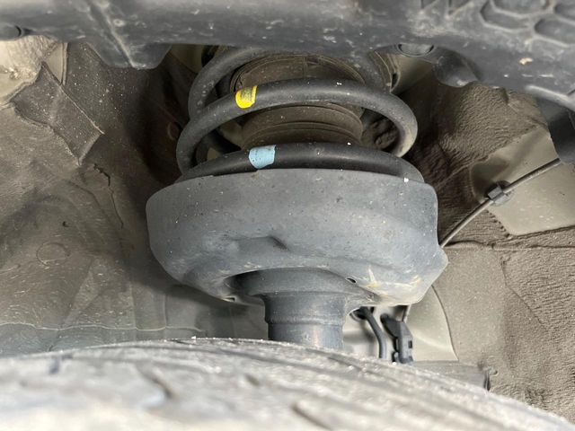 お車を安心してお乗りいただく為には、足回りの定期点検が欠かせません。サービスサポート（有償保証）では無料点検もご提供しており、安心のカーライフをお過ごしいただけるサポート体制が整っています。