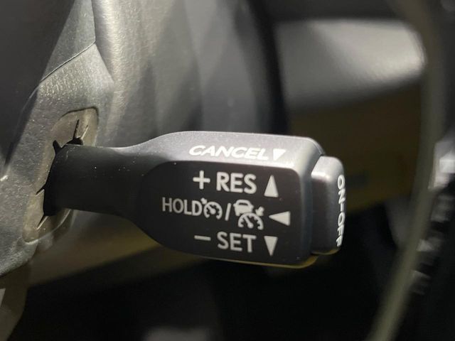 【レーダークルーズコントロール】高速道路での長距離走行が楽に！！自動で速度を保つクルーズコントロールが、衝突軽減システムと連携し、前方の車両を感知して車間を保つように速度調節してくれます！！
