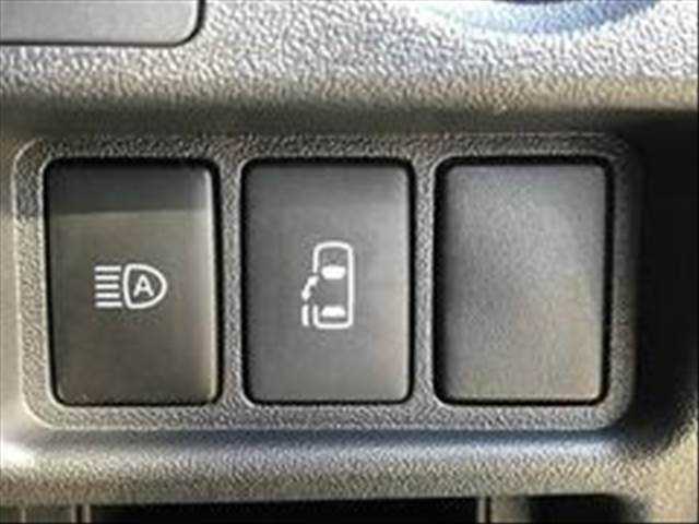 【電動スライドドア】運転席よりボタンひとつで開閉可能なスライドドアです。雨の日のお迎えの時など役立ちますね。