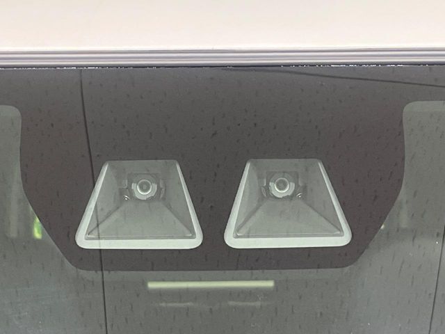 【スマートアシスト】走行中に前方の車両等を認識し、衝突しそうな時は警報とブレーキで衝突回避と被害軽減をアシスト。より安全にドライブをお楽しみいただけます。