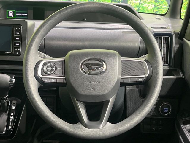 インテリアに合わせたデザインのステアリングは、運転される方のことも考え、運転しやすい形状、大きさです。是非一度、実際に触ってお確かめください。