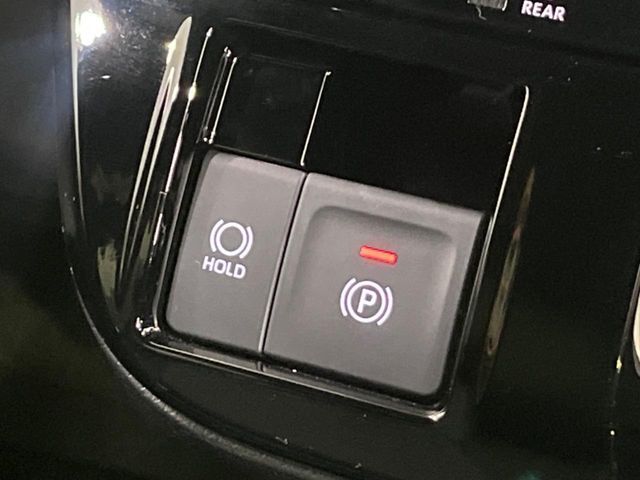 【オートブレーキホールド】信号待ちや渋滞で停車時にブレーキから足を離しても、停止状態を保持してくれます。前進するときはアクセルを踏めば自動で解除されるので安心♪街乗り運転が楽になります♪