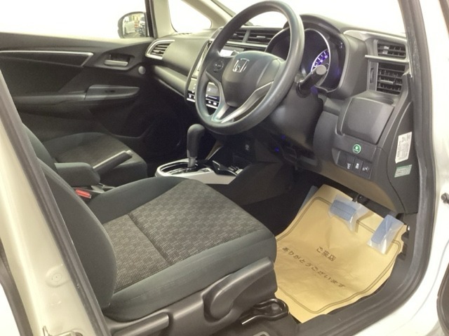 シートはフィット性も良く、楽な運転姿勢を保てます。