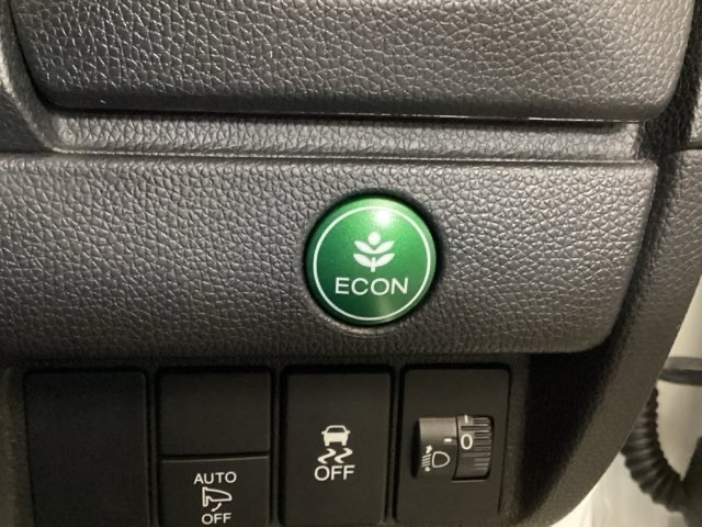 【eコンスイッチ】低燃費運転をサポートするECONモード。スイッチをONすると、エンジンやトランスミッション、A/Cなどを協調制御し、燃費の向上に貢献。エコドライブの効果を高めます。