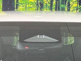 【トヨタセーフティセンス】走行中に前方の車両等を認識し、衝突しそうな時は警報とブレーキで衝突回避と被害軽減をアシスト。より安全にドライブをお楽しみいただけます。