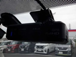 ドライブレコーダーなら、事故の走行記録だけでなく、ドライブの思い出を記録したりとカーライブを豊かにします。
