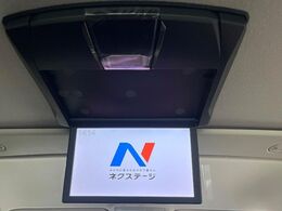 【フリップダウンモニター】大画面モニターで後席でもエンタメをお楽しみいただけます。小さなお子様にも大人気の装備です♪