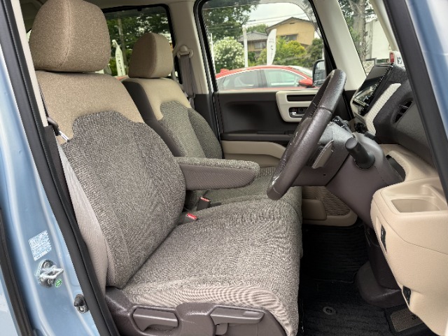 フロントシートのお写真です。　広い足元と、ゆったり座れるシートは長時間の運転でも疲れにくくなっております♪