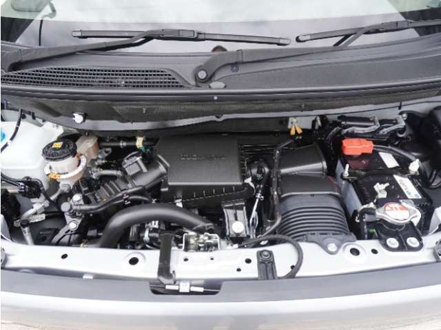 エンジンは車の心臓部分です。このエンジンルームが汚いとトラブルの基になります。当店は専用の液剤を使って徹底的に綺麗にします。