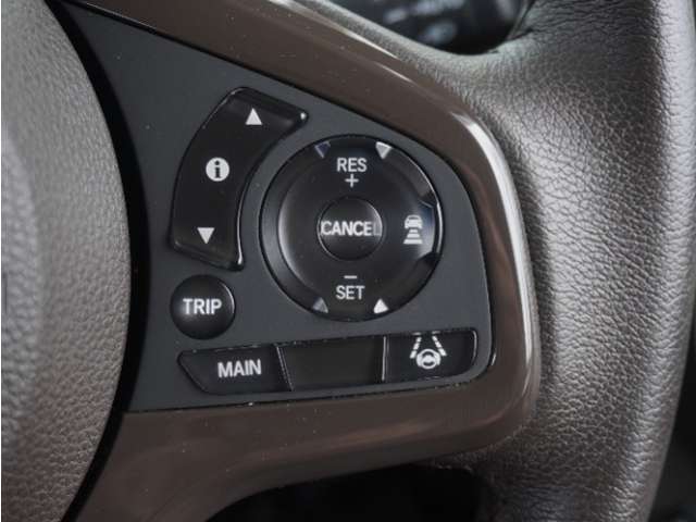 【アダプティブクルーズコントロール】予め設定した車速内でクルマが自動的に加減速。前走車との適切な車間距離を維持しながら追従走行します。【LKAS】車線維持支援システムでステアリング操作を支援。