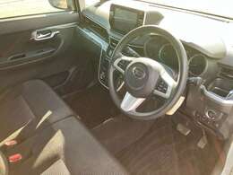 インパネはシンプルなデザイン。各操作スイッチなども使いやすい位置に配置されています。