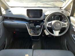 インパネはシンプルなデザイン。各操作スイッチなども使いやすい位置に配置されています。