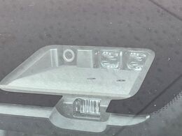 【三菱e-Assist】走行中に前方の車両等を認識し、衝突しそうな時は警報とブレーキで衝突回避と被害軽減をアシスト。より安全にドライブをお楽しみいただけます。