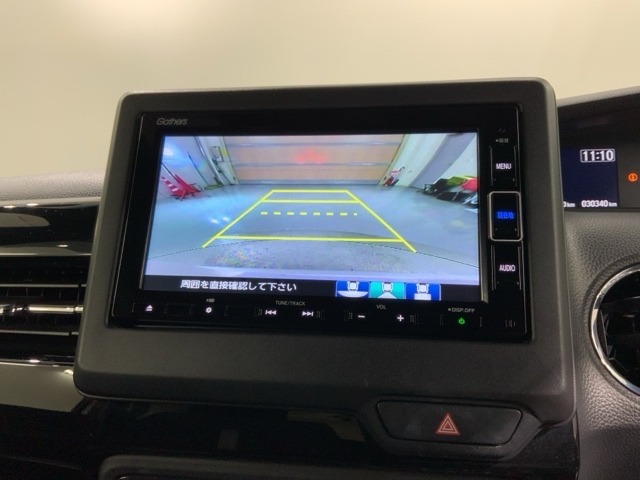 リバースギアに入れるだけで後方の表示へ切り替わります。夜間や雨の日の駐車も楽になりますよ。