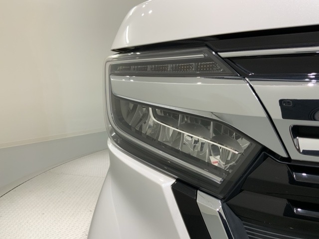 LEDヘッドライトは、点灯の瞬間から最大光量を発揮し、突然暗くなるトンネルなどでの安定感を高めます。