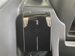 【ETC】有料道路を利用する際に料金所で停止することなく通過できる、ETC車載器（ノンストップ自動料金収受システム機器）が装備されています。セットアップを行うことで利用可能になります。