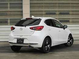 登録済み未使用車のMAZDA2、通勤や買い物、週末のドライブまで、あなたの生活を彩るパートナーとして活躍します。この一台で、毎日がもっと豊かになります。