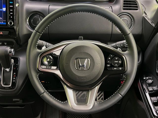 【ステアリングスイッチ】運転中、前方から目線をそらすことなく、オーディオ等の操作が可能な便利機能！安心＆快適なドライブを演出してくれます♪