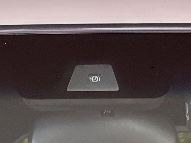 【ホンダセンシング】走行中に前方の車両等を認識し、衝突しそうな時は警報とブレーキで衝突回避と被害軽減をアシスト。より安全にドライブをお楽しみいただけます。