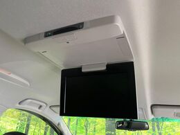 【フリップダウンモニター】大画面モニターで後席でもエンタメをお楽しみいただけます。小さなお子様にも大人気の装備です♪