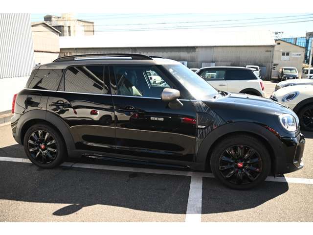 ロングホイールベース、ショートオーバーハングで取り回しの良さを実現しております！