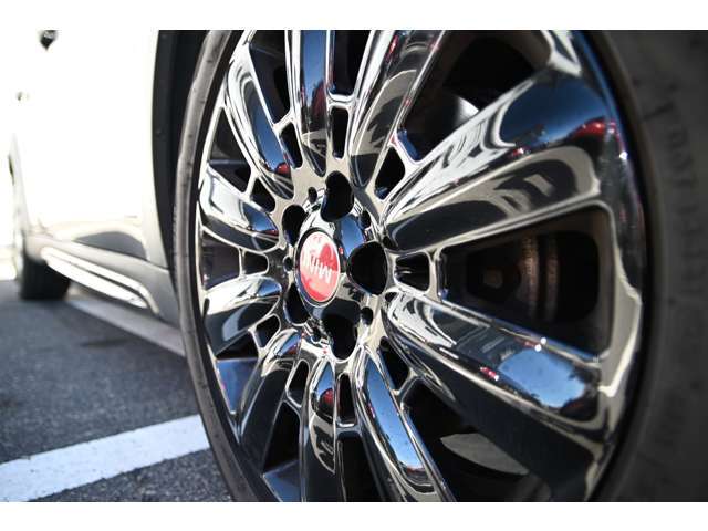 「ホイールはクルマの顔」なんて言われるくらいに大事なホイール。多彩なデザインとスタイルによって、サイズはもちろん銘柄まで豊富な種類でキメられます！ガリ傷、カラーリングもお任せください。