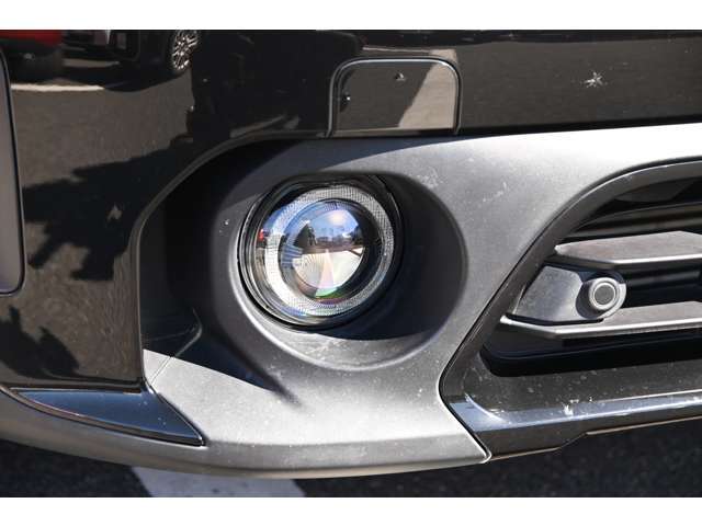 フォグランプが点灯します。