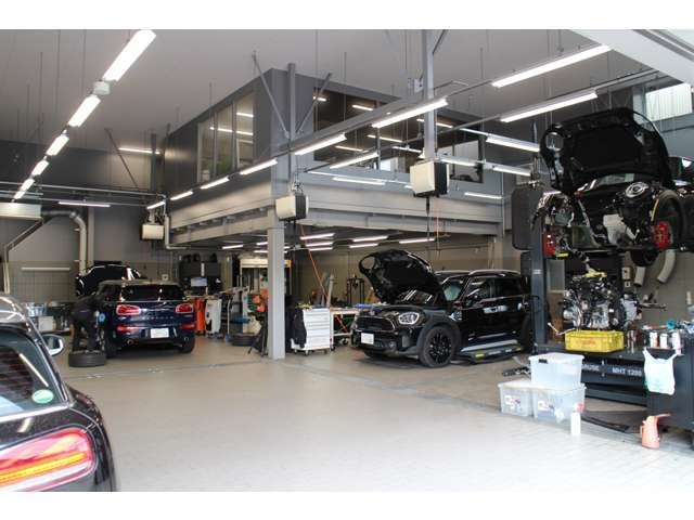 最新設備にBMWの専門教育を受けたメカニックが100項目点検を実施して安心で安全なメンテナンスを実施いたします。MNIマイスター在籍店です。