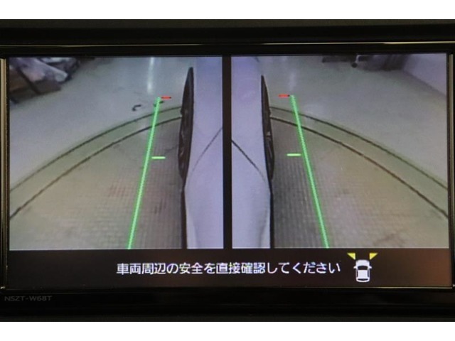 さらに、左右側面カメラも装備しています。駐車枠や隣のクルマなど周囲との位置関係がよくわかり、駐車しやすいですよ。運転席からは目視できない助手席側の側面も見えますので、路肩に幅寄せする際なども安心です。