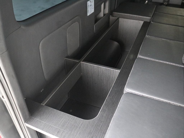 ベッドマット下にもお荷物をしまえるスペースがございます！