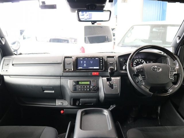 特別仕様車なので高級感のある内装になっています☆